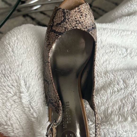 High heeled shoe by Mootsies Tootsies - Picture 4 of 5